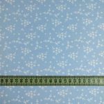 תכלת עם פרחים לבנים – 100% כותנה